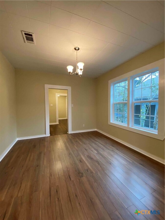 Photo - 904 N Main St