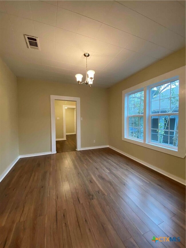 Photo - 904 N Main St