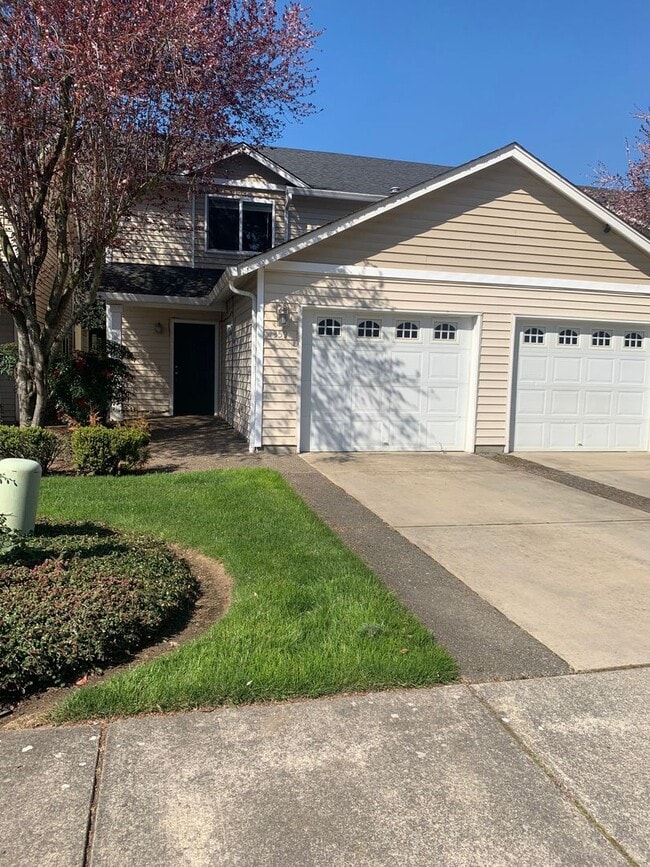 Building Photo - Camas Townhome with Beautiful Grey Laminate Flooring and Attached Garage