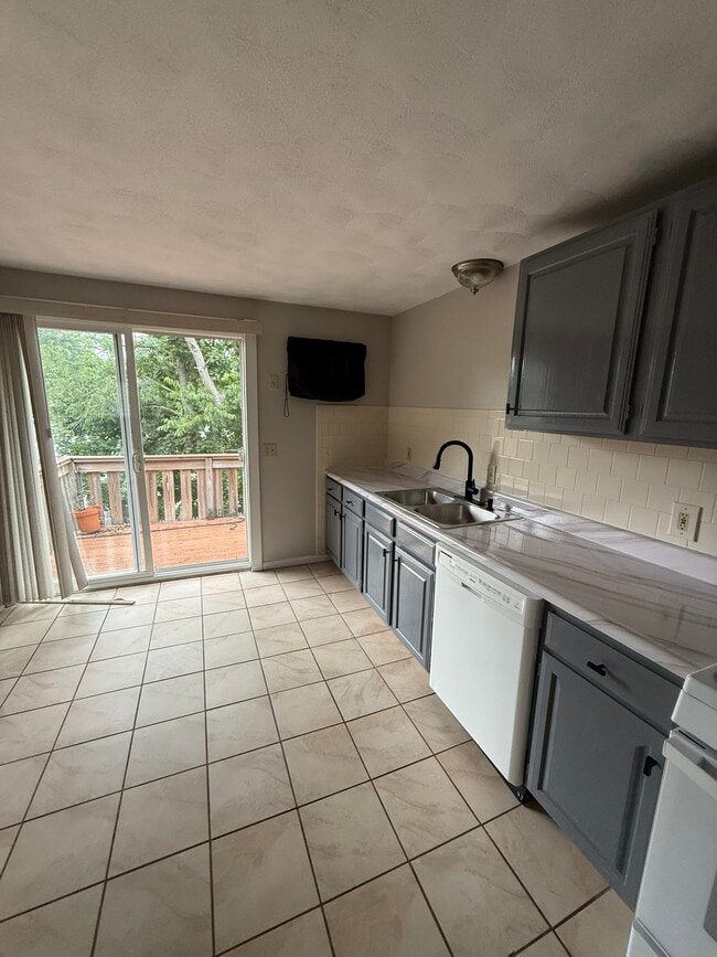 Building Photo - 15 Burns St Unit Spacious 2Bedroom 2