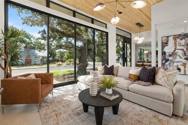 Photo - 1100 W Mary St