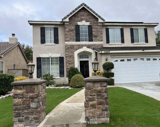 Photo - Stunning 4-bedroom, 3 bathroom home located in the westside of Bakersfield this spacious house of...