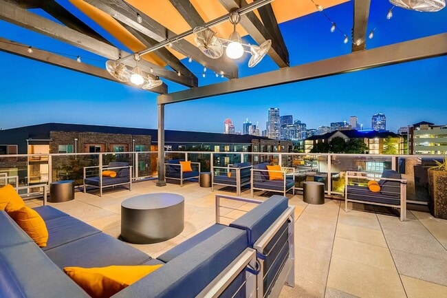 Building Photo - 835 S Good Latimer Expy