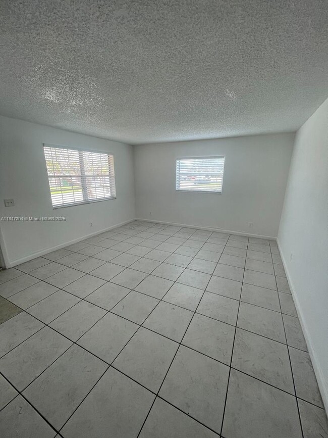 Building Photo - 6035 SW 37th St Unit 7 Rental