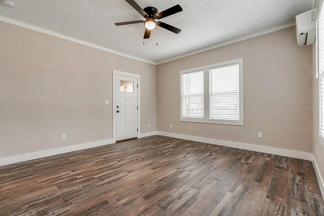 Sala de estar - 316 W Cypress St