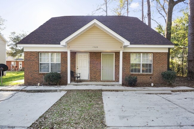 Building Photo - 3BR/3BA townhome with new painting and sta...
