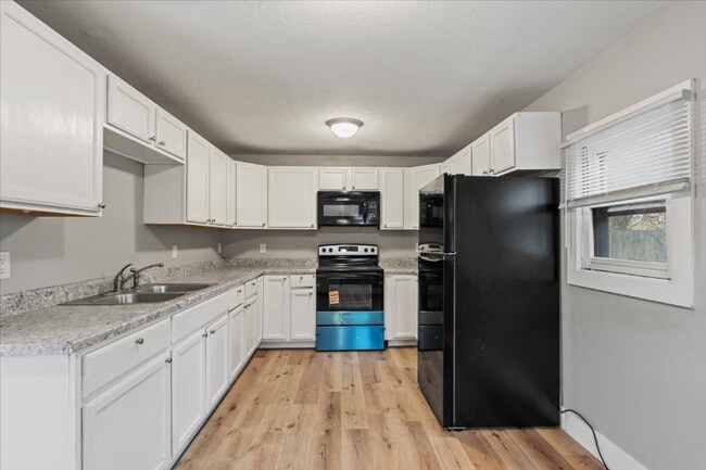 Photo - 818 Charlotte St