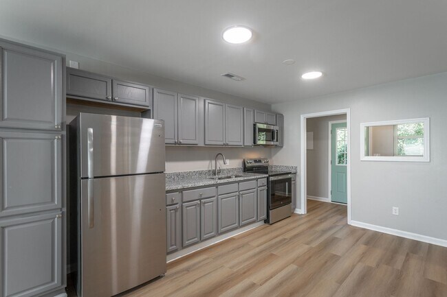 Building Photo - 2703 E 25th St Unit 2707