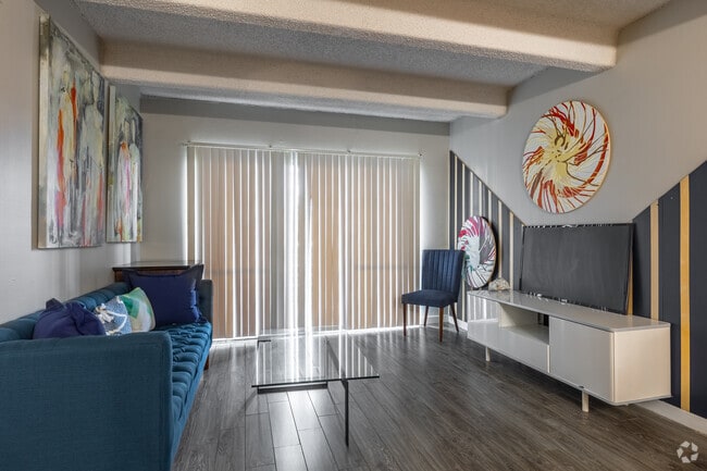 1BR, 1BA - 734SF - Living Room