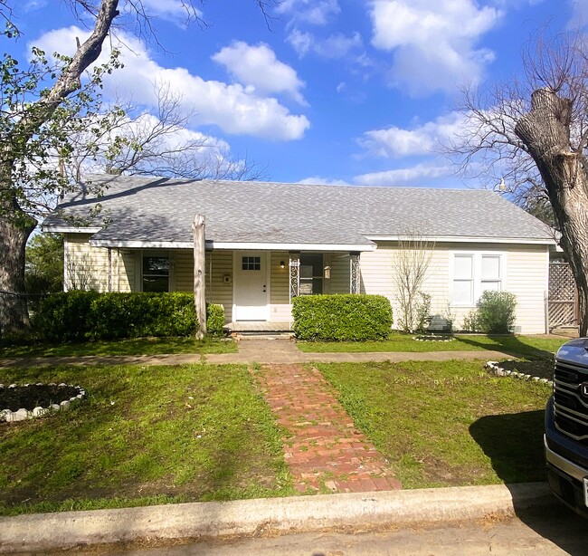 Building Photo - 308 N Shawnee St