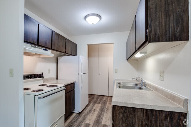 2BR, 1.5BA - 884SF