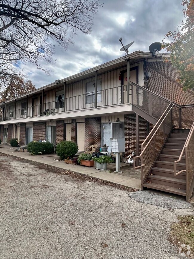 Building Photo - 1/1 - ALL BILLS PAID - LAUNDRY ONSITE - lo... Rental