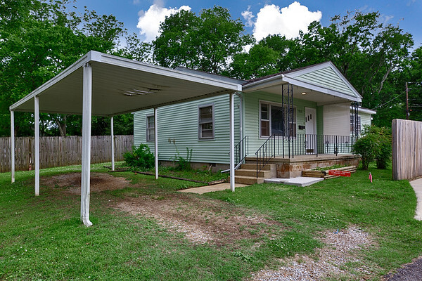 Front yard with covered Parking - 3912 Hillcrest Ct SW House