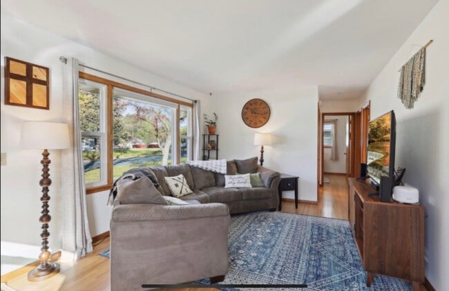 Photo - 481 10th Ave NW