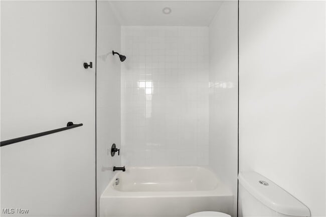 Building Photo - 2017 W 44th St Unit 9