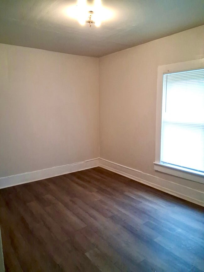 Photo - 1421 E 2nd St