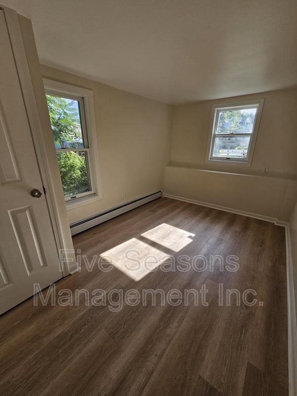 Photo - 465-467 Colchester Avenue - 5