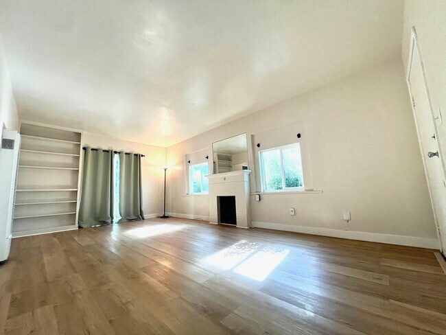 7449A La Jolla Boulevard