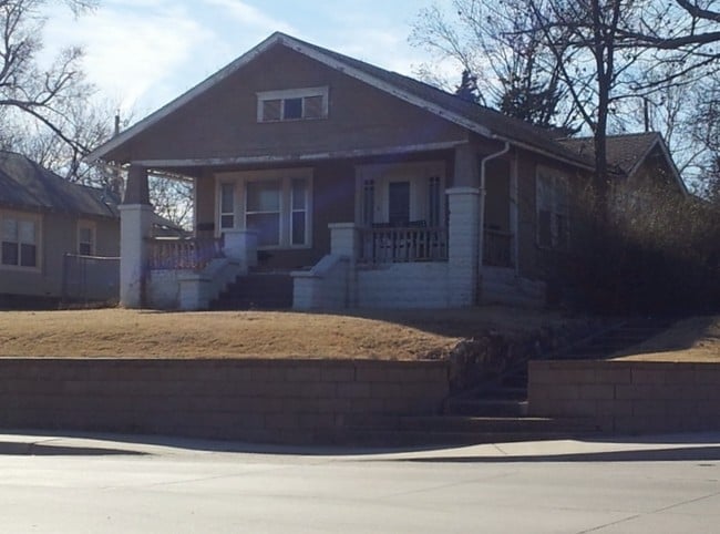 Building Photo - 702 S Washington St