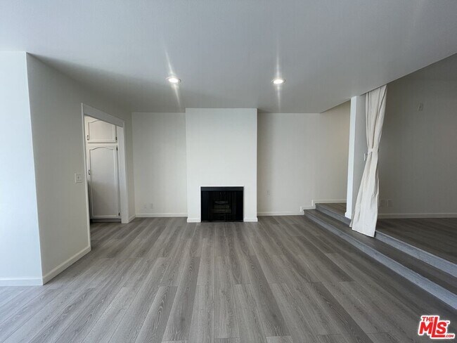 Building Photo - 1337 N Sierra Bonita Ave Unit 302 Rental