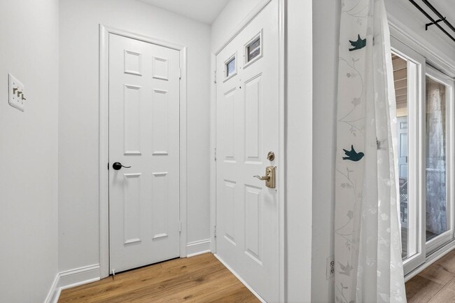 Photo - Very Nicely Update Condo in Prime Location!