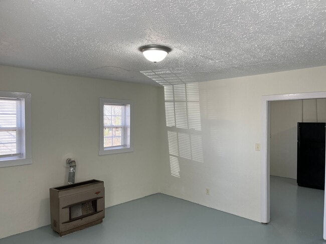 Photo - 1 Bedroom 1 Bath Triplex Call Burlington Rentals tom set up a viewing 336-228-7368
