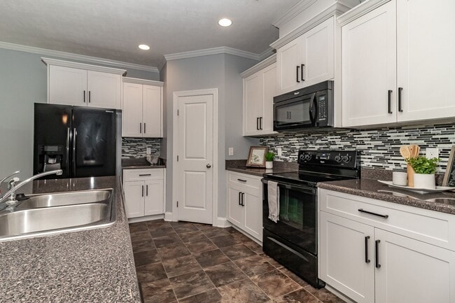 Photo - Large 3 bedroom (plus bonus), 2 1/2 bath home in Canterbury Farms!