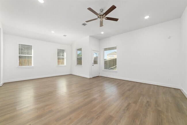 Photo - 919 Golden Willow Ln