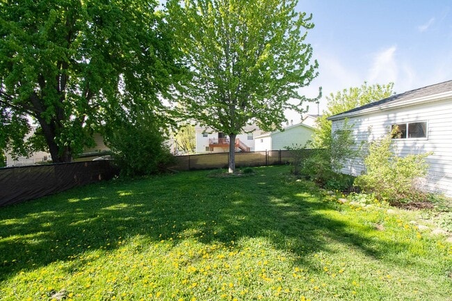 Photo - 4 bed 2 bed For Rent in Country Club Manor!