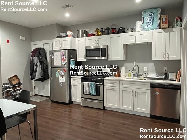 Building Photo - 192 Thorndike St Rental