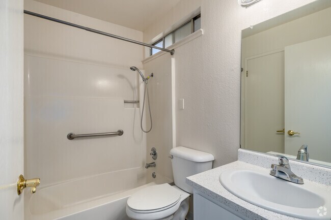 1BR, 1BA - 566SF - with Patio - Bathroom