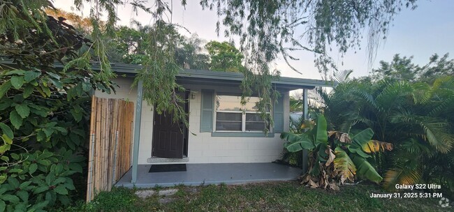 Building Photo - Charming 2-bedroom, 1-bath residence featu... Rental