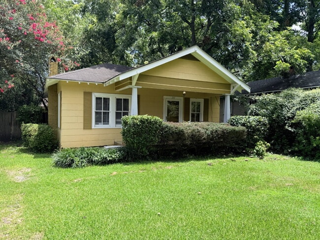 Building Photo - 2-bedroom, 1-bath home offers a comfortable and functional layout, making it a great choice for i...