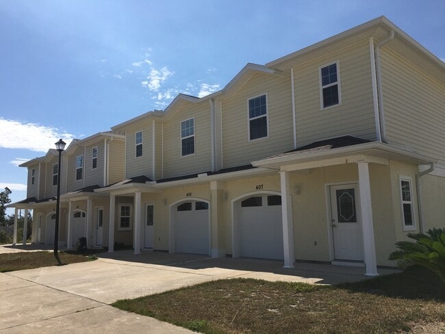 Building Photo - Great Townhome w/Easy Access to Shopping, ...