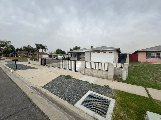 Photo - 428 E Montrose St