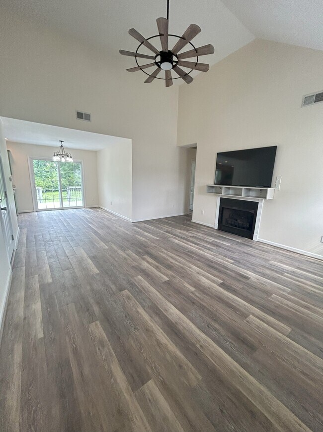 Photo - 312 S Tree Ct