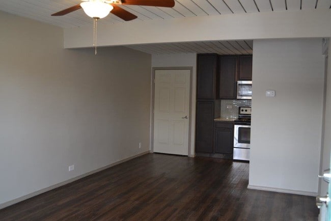 Pisos de madera de imitación y un plano abierto en apartamentos renovados - The Heritage Apartments