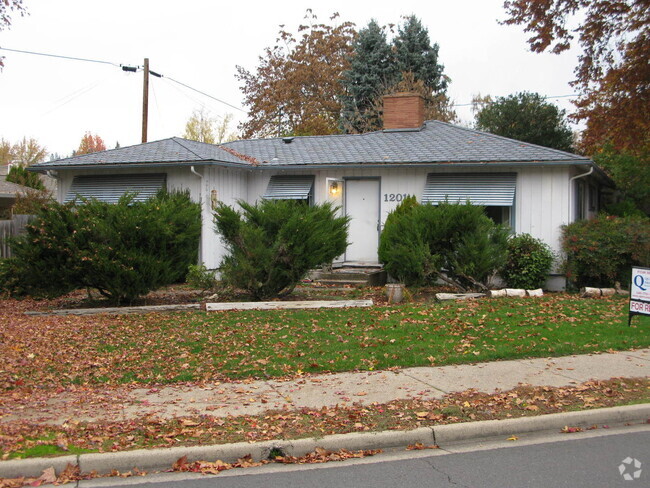 Building Photo - Spacious home with Charm!