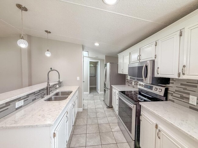 13708 Palm Dr