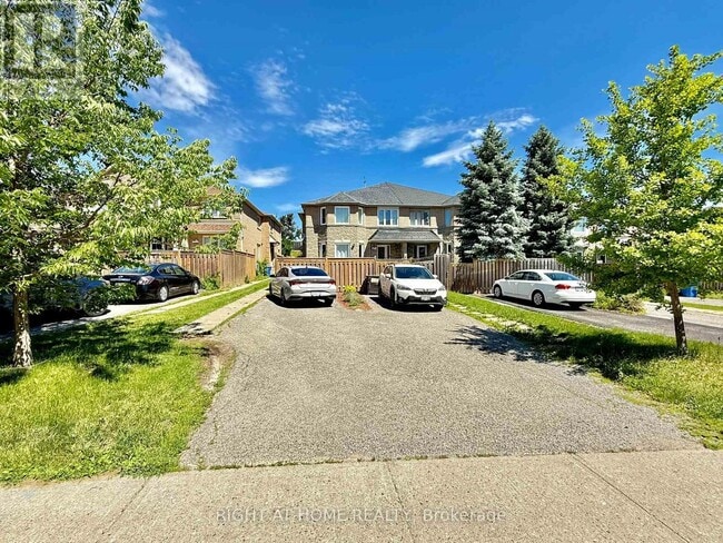 Photo - 569 Walpole Crescent