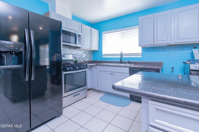 Photo - 451 Borrett St