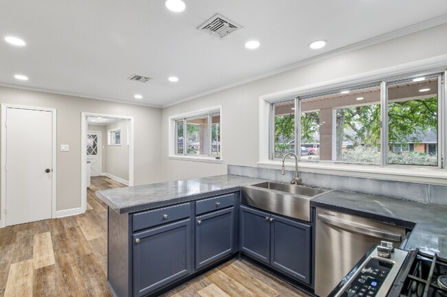 Photo - 2310 Whitney Dr