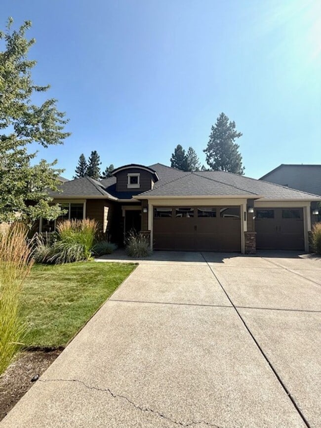 Building Photo - Luxury Home in Stonegate with Community Pool!