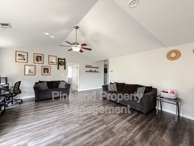 Photo - 1445 Kershaw Loop