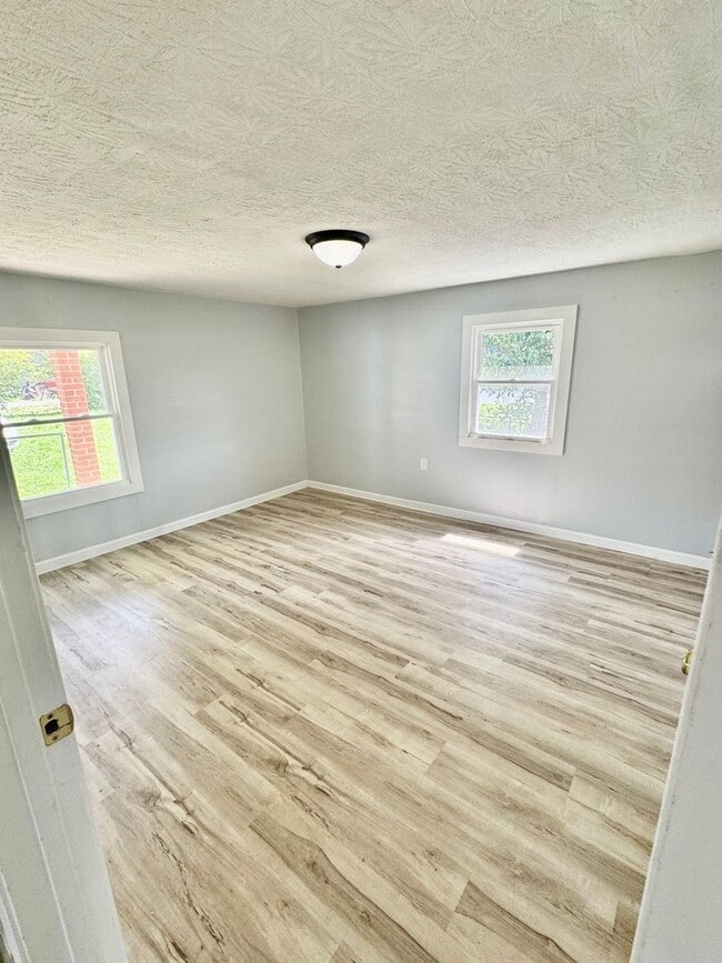Photo - 102 Crabtree Dr