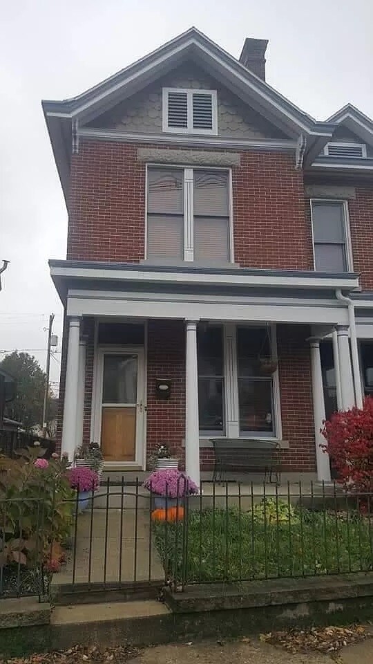 Building Photo - 1075 Summit St