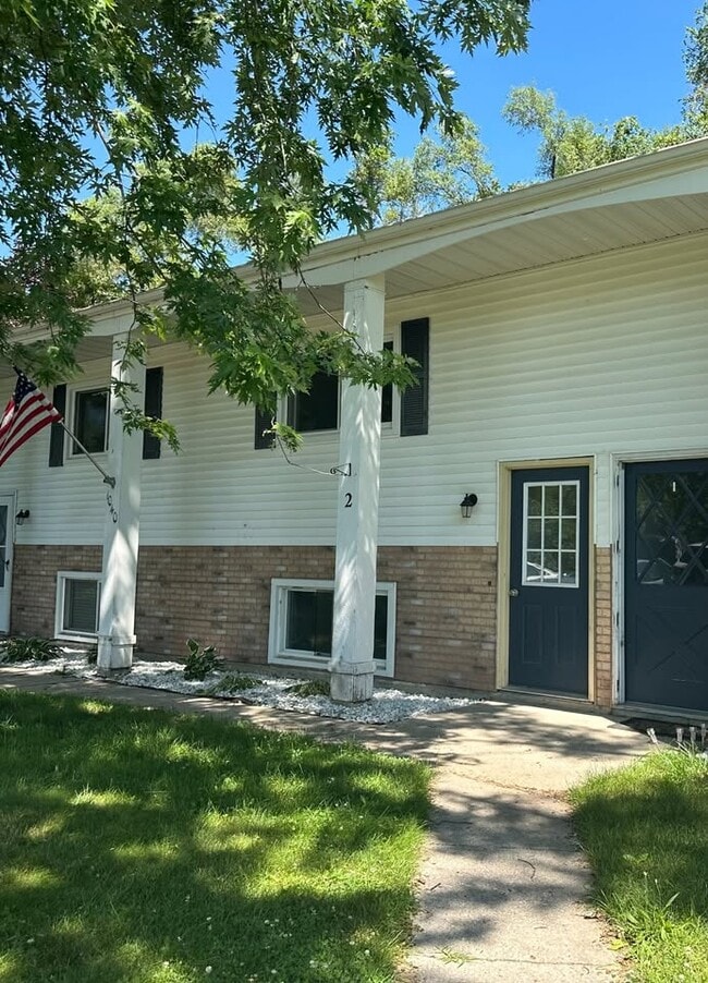 Building Photo - 1040 Bowerman Dr. Unit 2