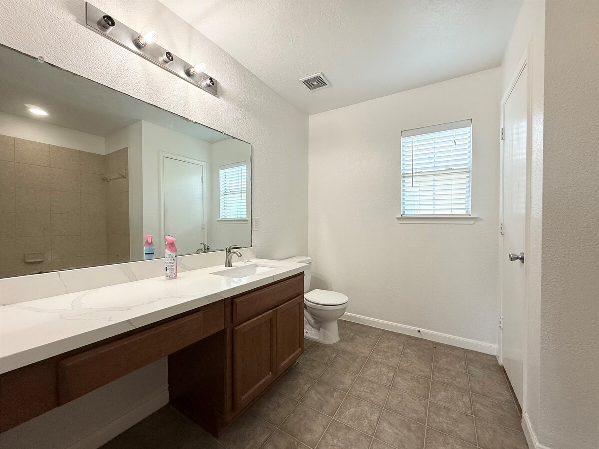 Photo - 910 Staffordale Manor Ln