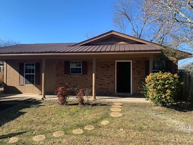 Renovated 3 Bedroom 1 Bath Home for Rent! - Renovated 3 Bedroom 1 Bath Home for Rent!