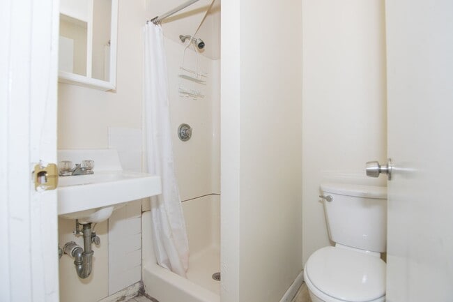 Photo - CENTRAL AIR - AWESOME ALLSTON 5 BED/3 BATH TOWNHOUSE FOR 9/1